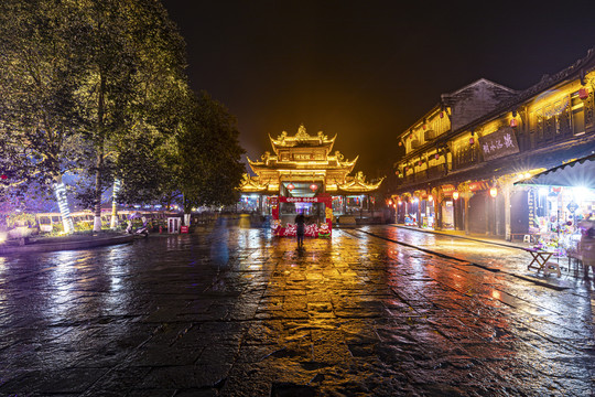 春节夜色中的街子古镇