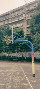 老旧学校的篮球场