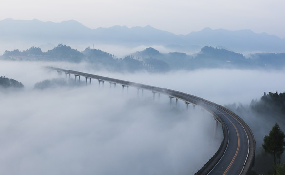 晨雾中的高架桥