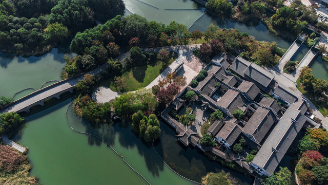 航拍水边建筑