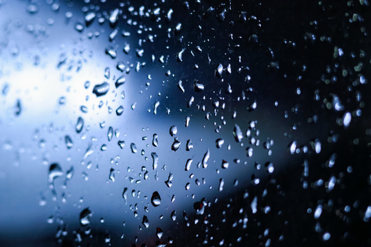 下雨天玻璃上的水滴雨水
