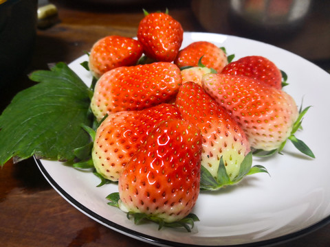 白色盘子里草莓