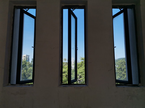三个小窗框出的景色