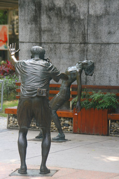 深圳深南大道游客摄影雕塑