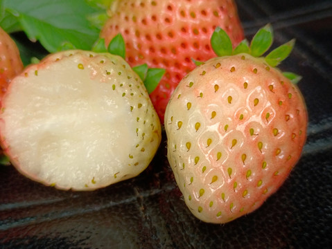 果肉静物白草莓