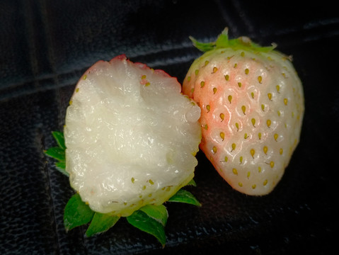 静物白草莓果肉图