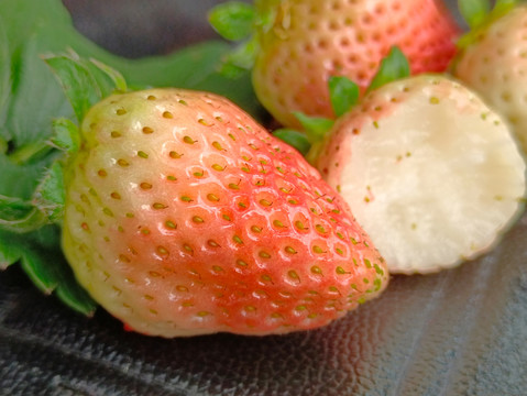 鲜嫩静物白草莓