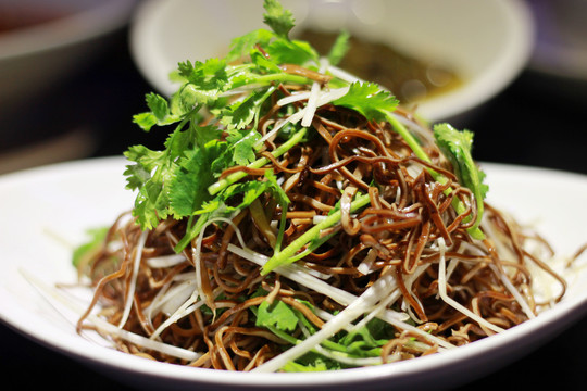 凉拌黑豆腐丝
