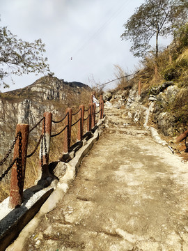 古路村崖壁天路