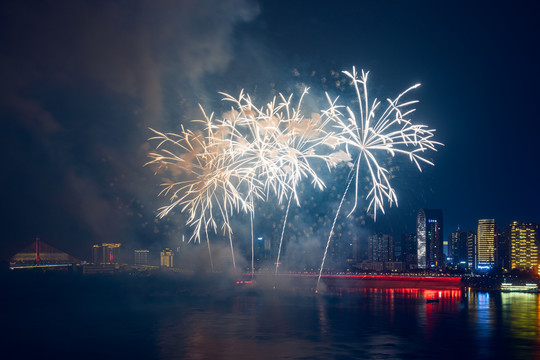 湖北宜昌市元宵节的焰火