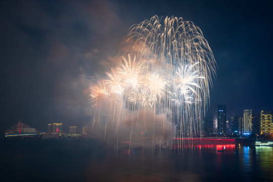 湖北宜昌市元宵节的焰火