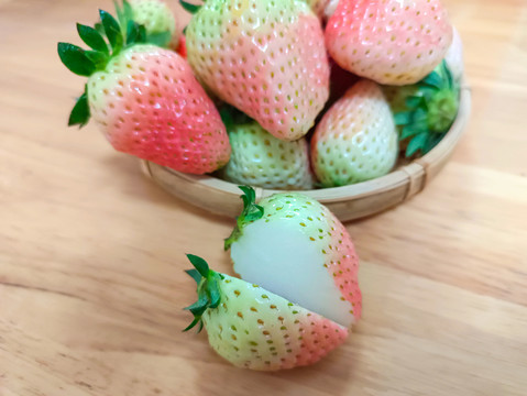 鲜果白草莓