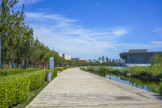 天津文化中心湖边步道
