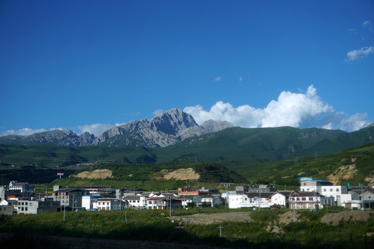 大山与小镇