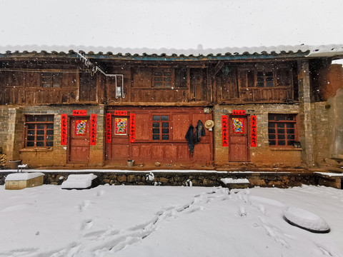 云南民居老屋老房子下雪雪景