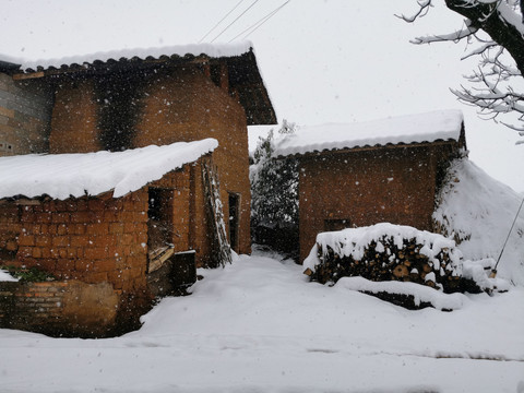 云南民居下雪乡村雪景