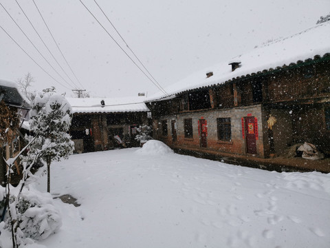 云南民居下雪乡村雪景