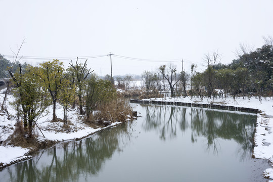 冬天落雪的河道