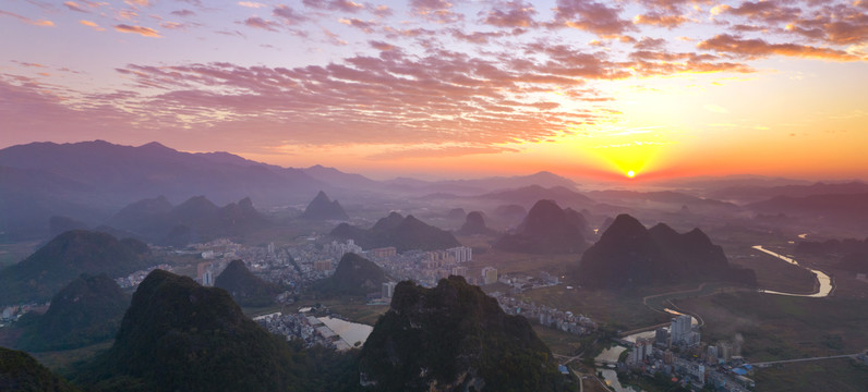 峰林朝霞