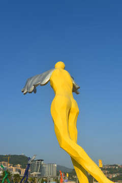 深圳大梅沙黄色羽翼人雕塑