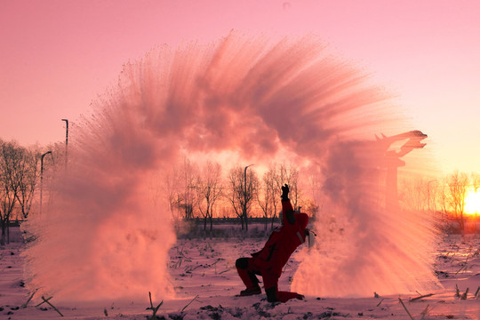 泼水成冰冬季雪地撒欢东北特色