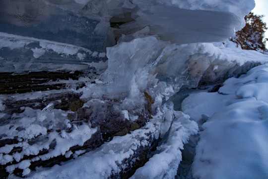 东北冬景雪景蓝天山川冰裂