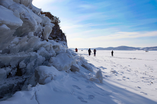 东北冬景雪景蓝天山川冰面沉陷