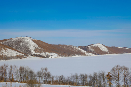 东北冬冰雪蓝天山川雪景