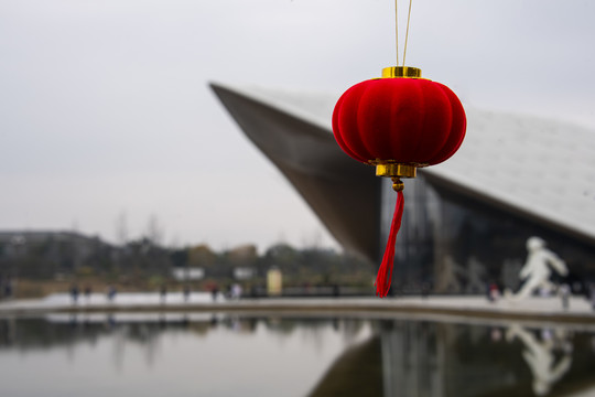 天府美术馆春节悬挂的红灯笼