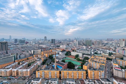 夕阳下中国辽宁沈阳城市建筑