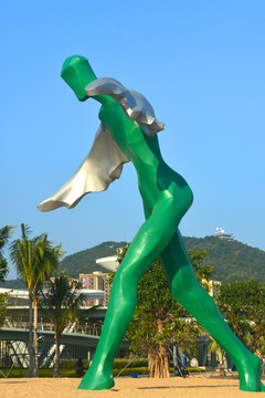 深圳大梅沙绿色羽翼人雕塑