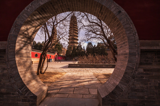 中国山西太原市永祚寺双塔风光