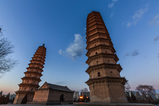 中国山西太原市永祚寺双塔风光