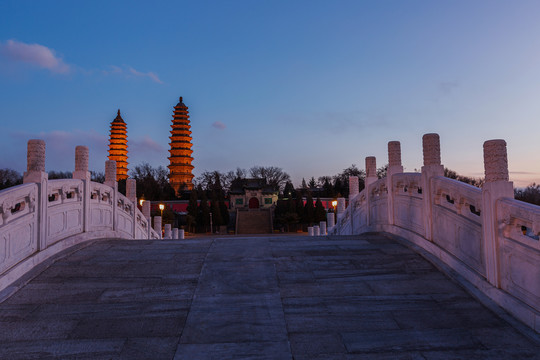 中国山西太原市永祚寺双塔风光