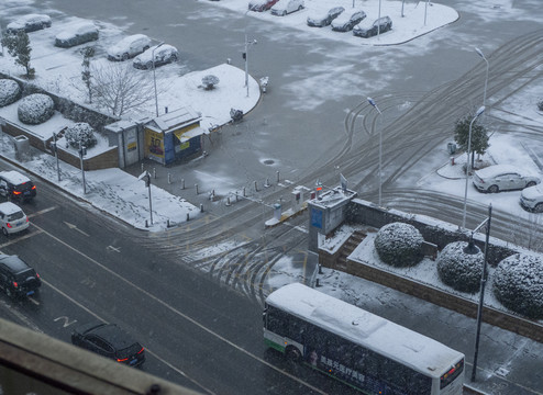 雪天停车场