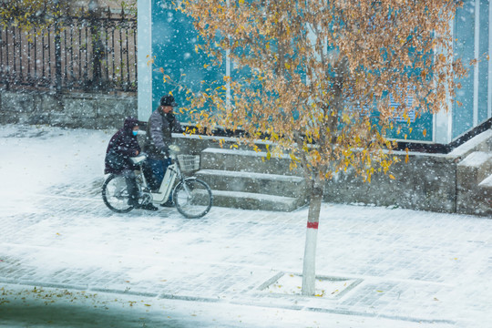 下雪老人推车