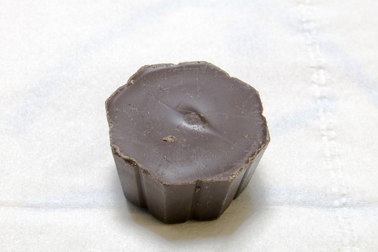 一颗六边形巧克力正面微距照