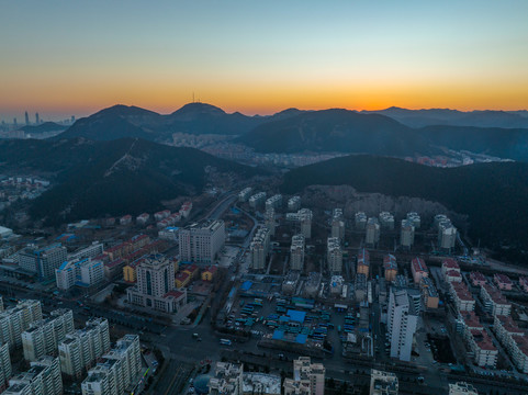 航拍朝霞中的济南城市风光