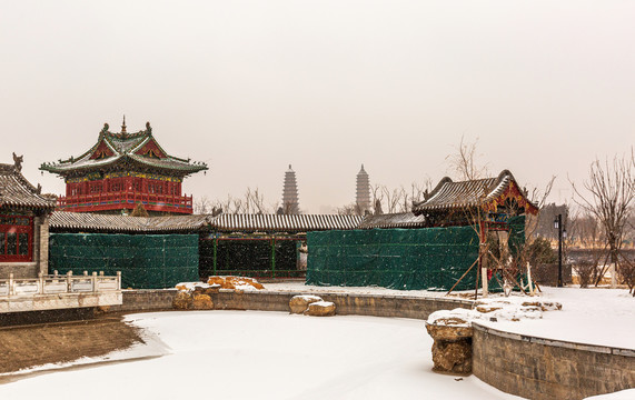 中国山西永祚寺双塔冬雪风光