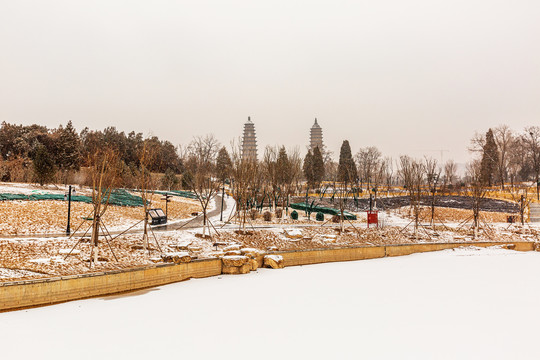 中国山西永祚寺双塔冬雪风光