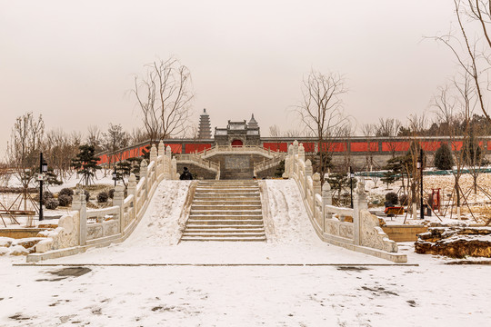 中国山西永祚寺双塔冬雪风光