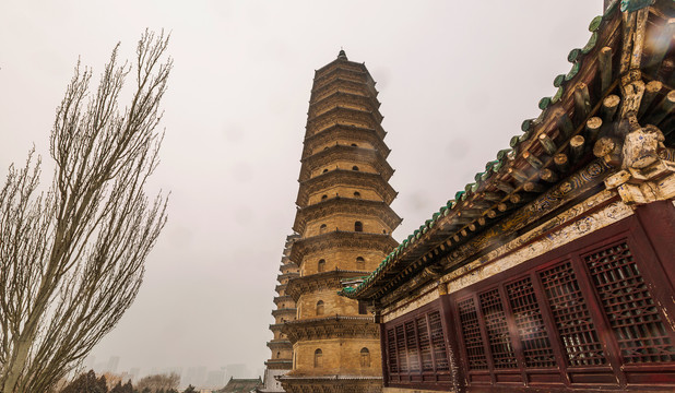 中国山西永祚寺双塔冬雪风光