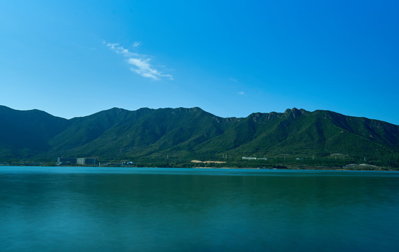 蓝天白云深圳坝光山海风光