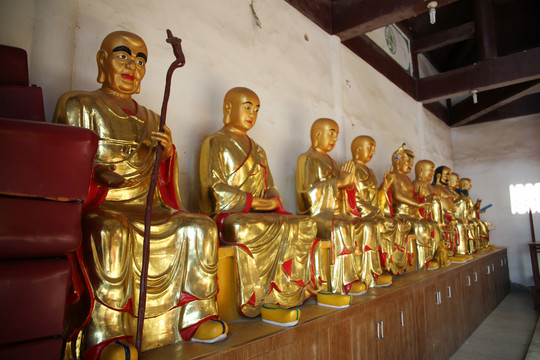 寺院人物塑像