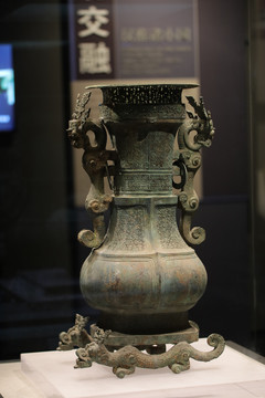 青铜方壶