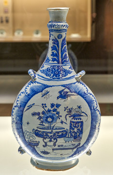 白釉蓝彩博古盆景图瓶