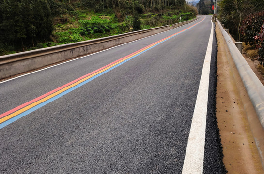 彩虹分界线柏油路面