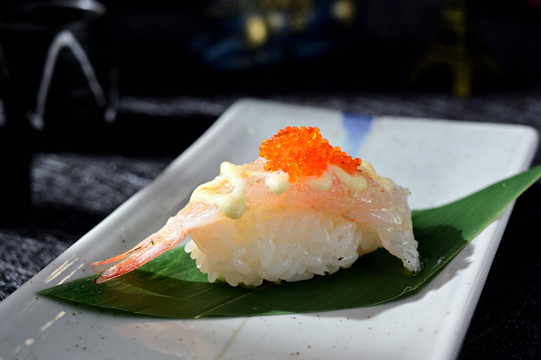 鲑鱼籽鲜虾寿司