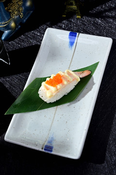 鲑鱼籽鲜虾寿司