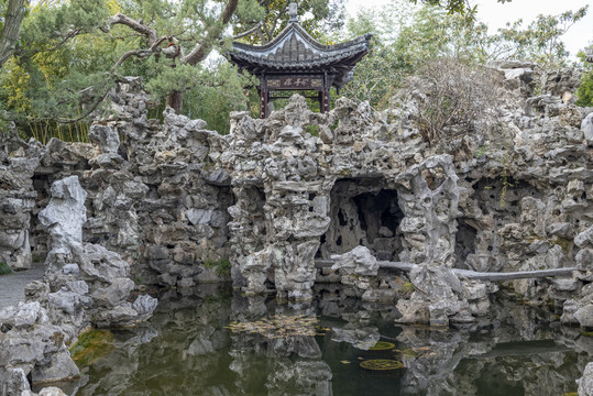 扬州个园假山池塘